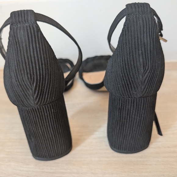 Badgley Mischka Jewel Ankle Strap Heels Open Toe Block Heel Black Flocked Sole 8 - Picture 4 of 5